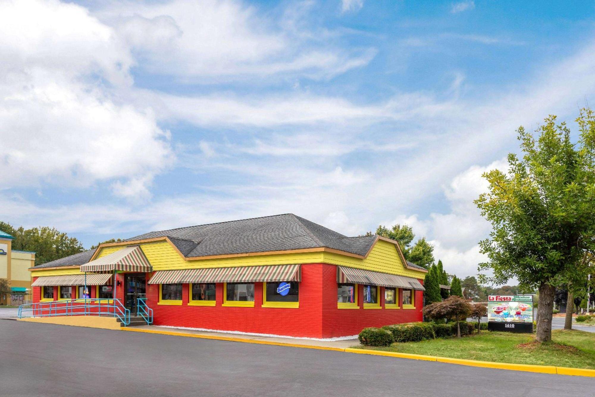 Days Inn & Suites By Wyndham Albany Exterior photo