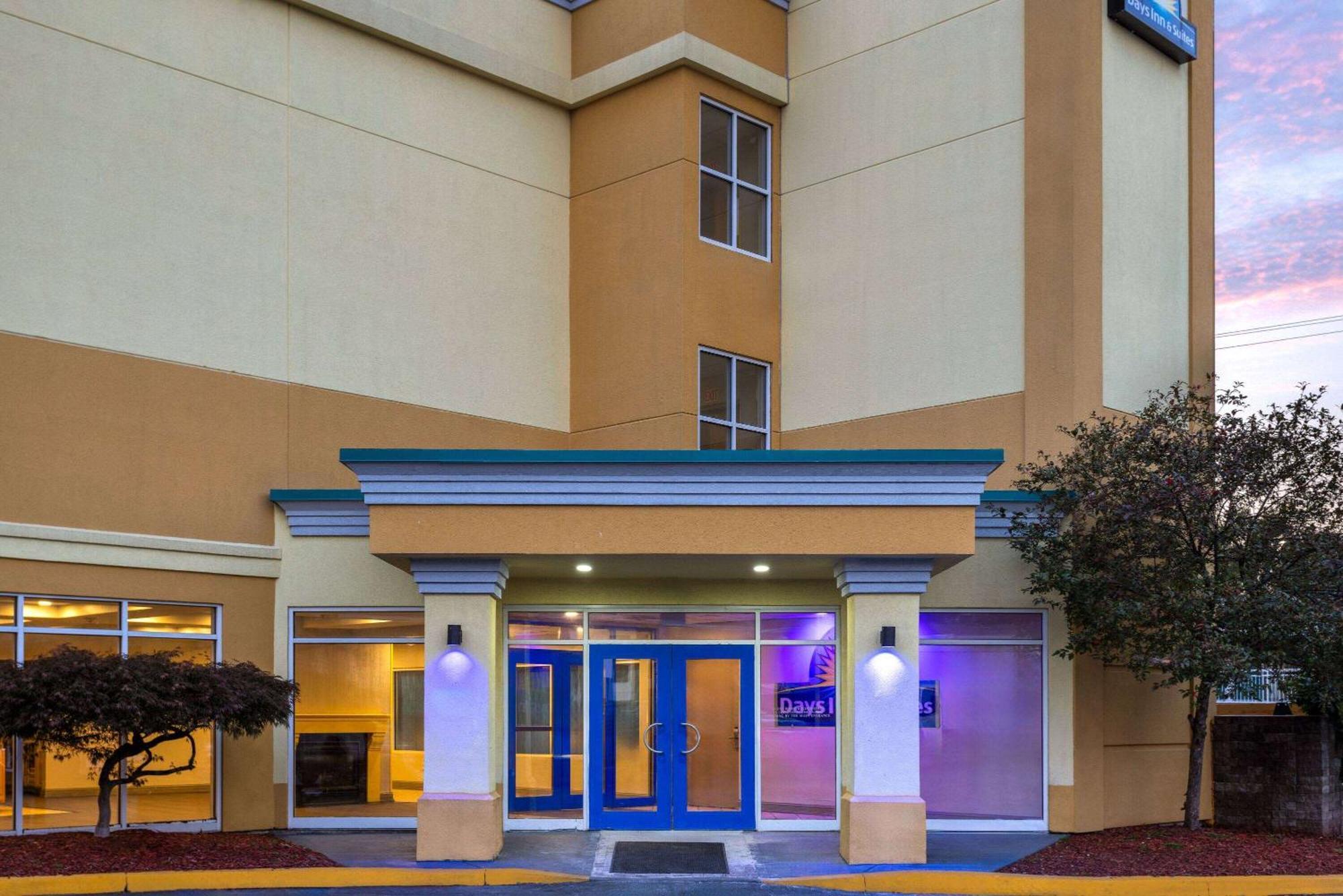 Days Inn & Suites By Wyndham Albany Exterior photo