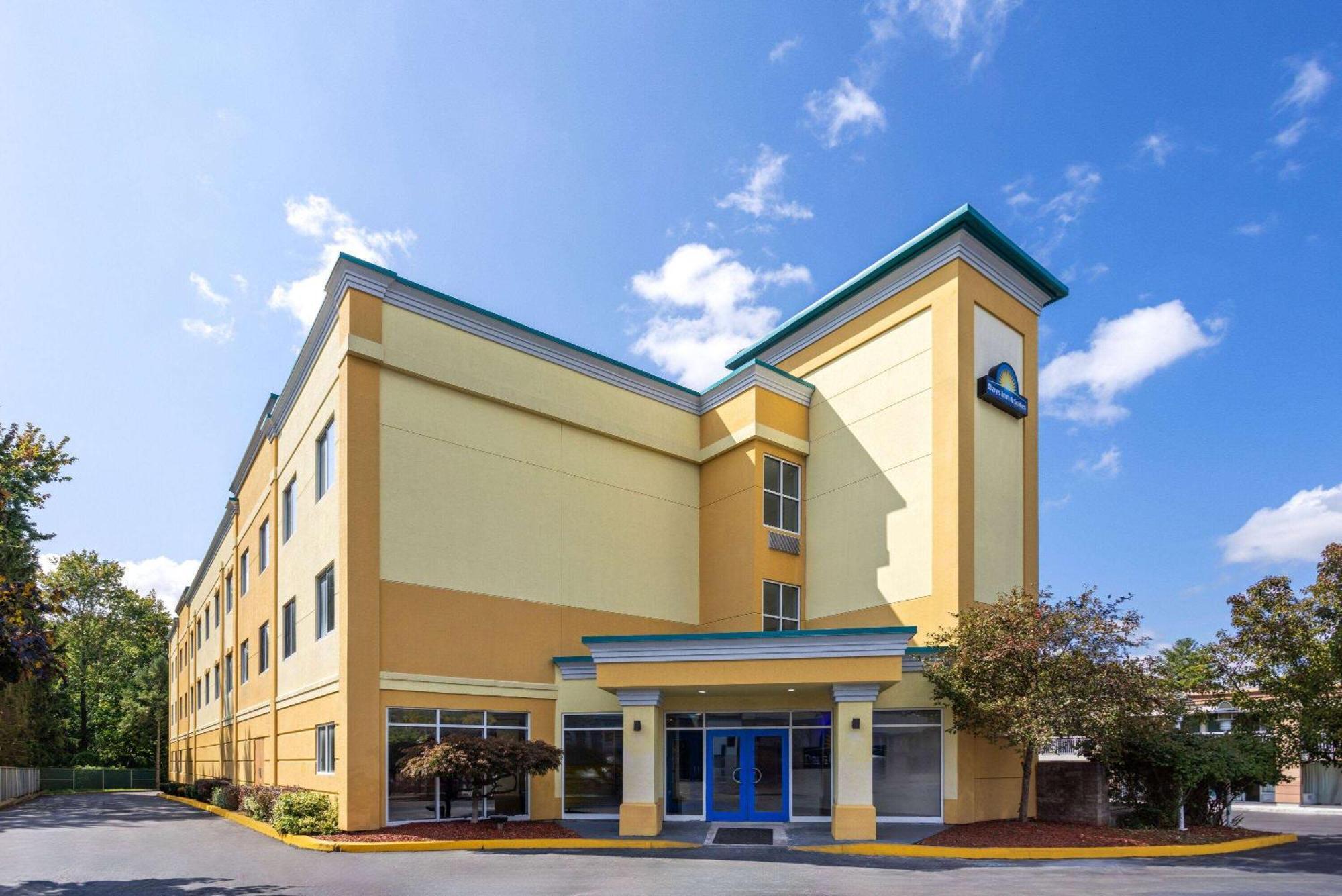 Days Inn & Suites By Wyndham Albany Exterior photo
