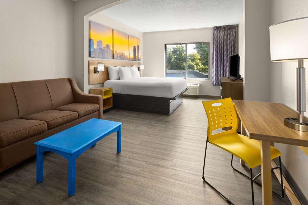 Days Inn & Suites By Wyndham Albany Room photo